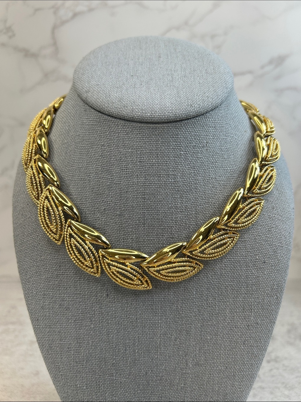 Luxurious Gold Leaf-Style Statement Necklace - Women Jewelry